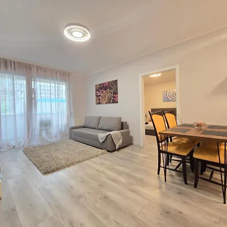Marina Pearl Luxury Riverside With Parking And Terrace Apartman