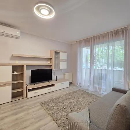 Marina Pearl Luxury Riverside With Parking And Terrace Apartman